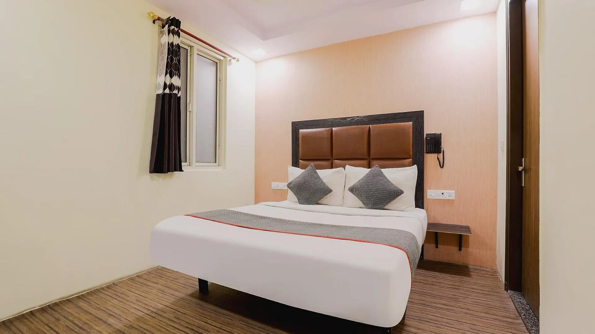 Collection O Hotel Yellow Saffron Delhi