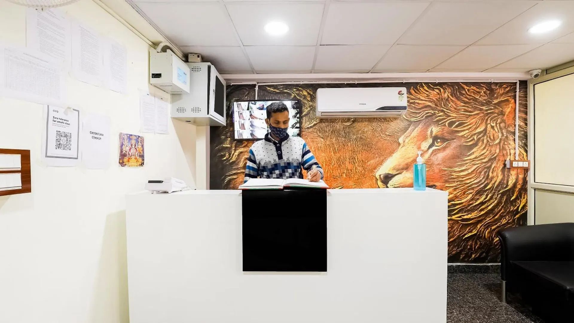 ***  Collection O Hotel Yellow Saffron Delhi  India
