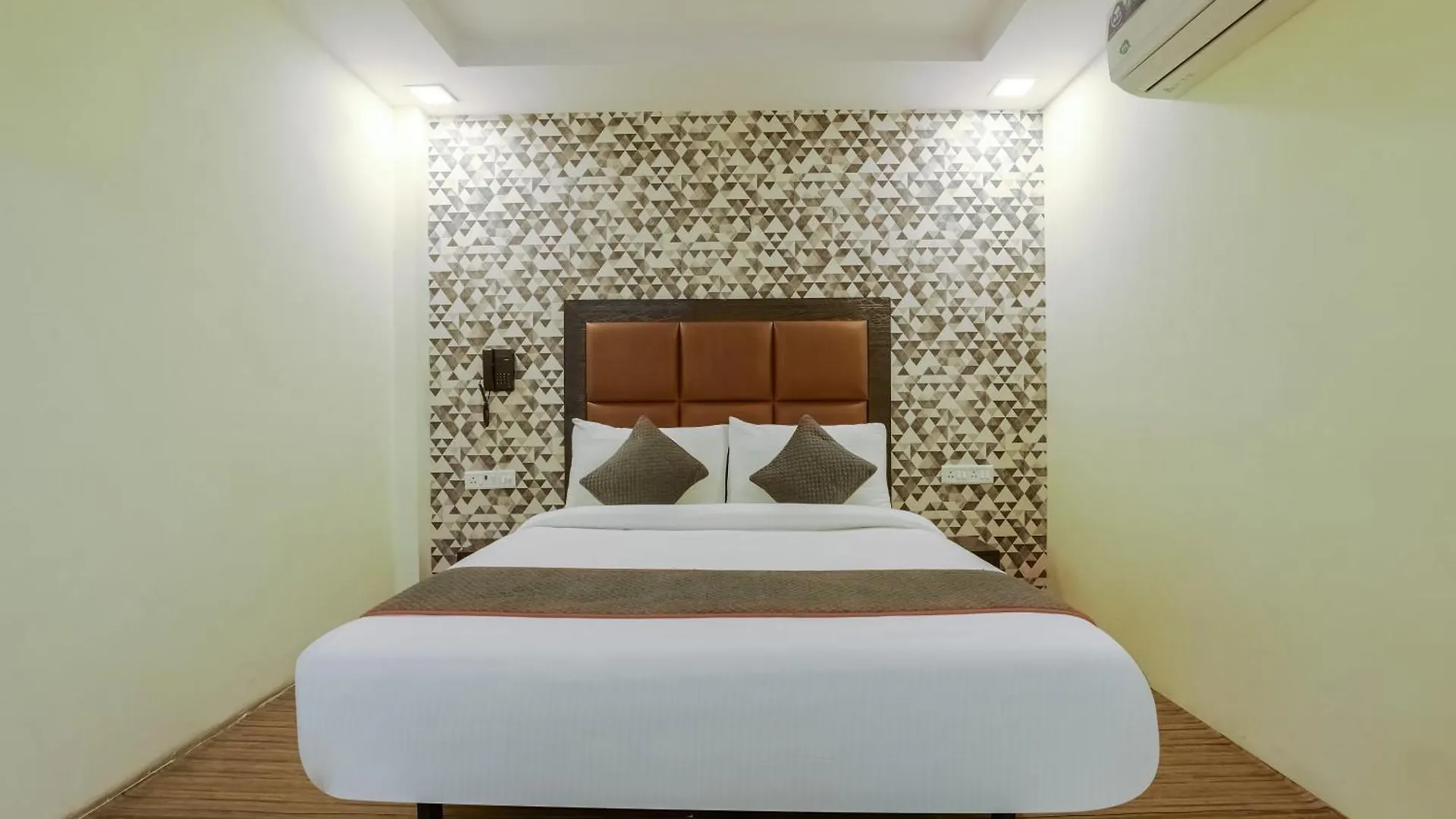 ***  Collection O Hotel Yellow Saffron Delhi  India