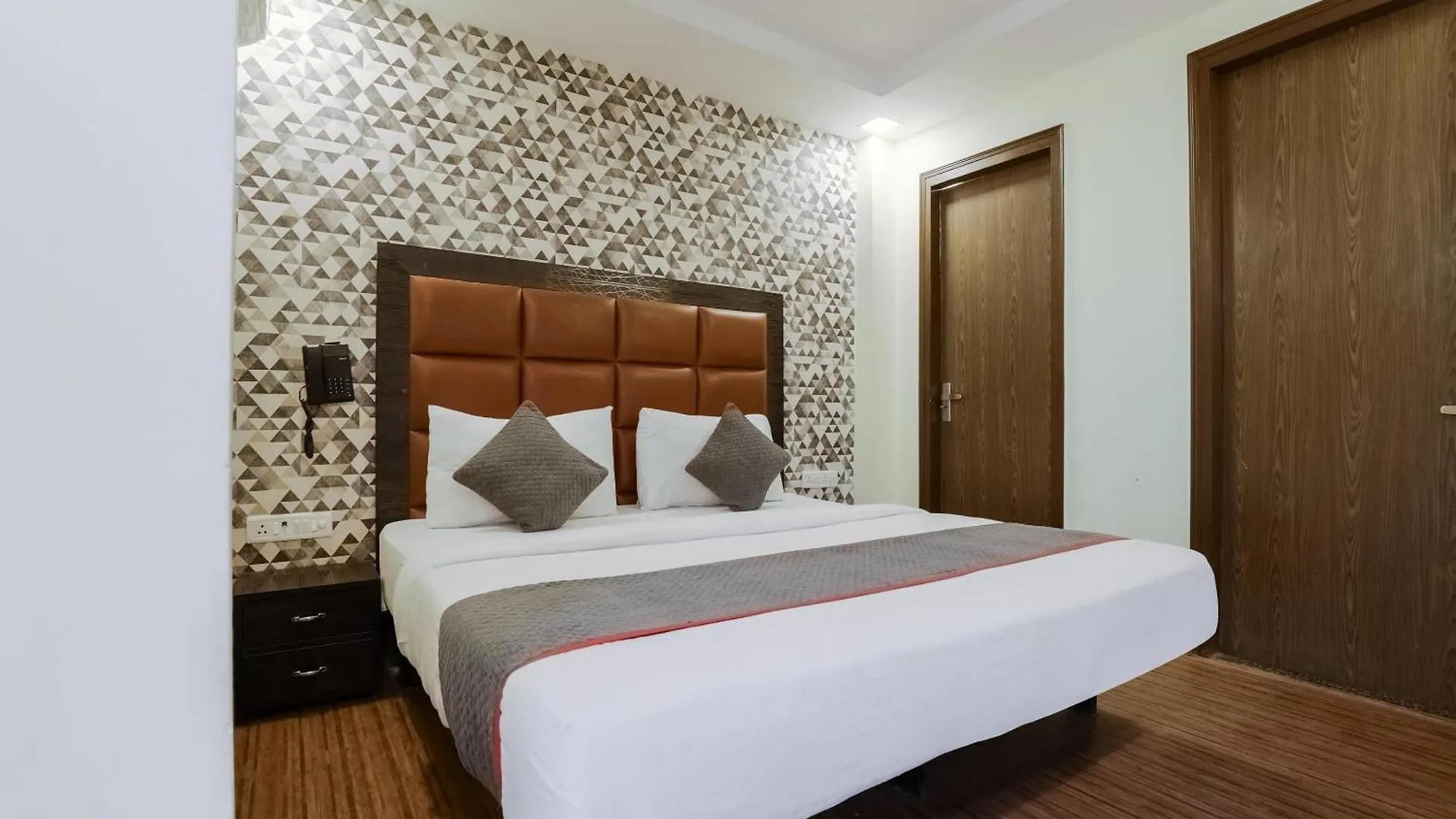 Collection O Hotel Yellow Saffron Delhi