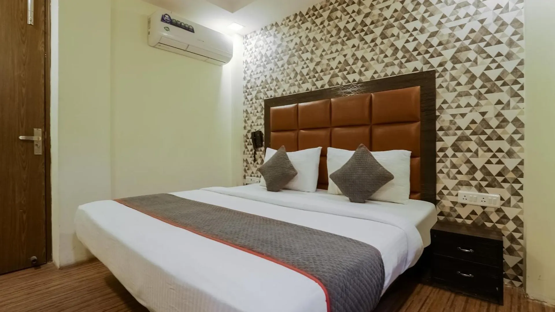 Collection O Hotel Yellow Saffron Delhi