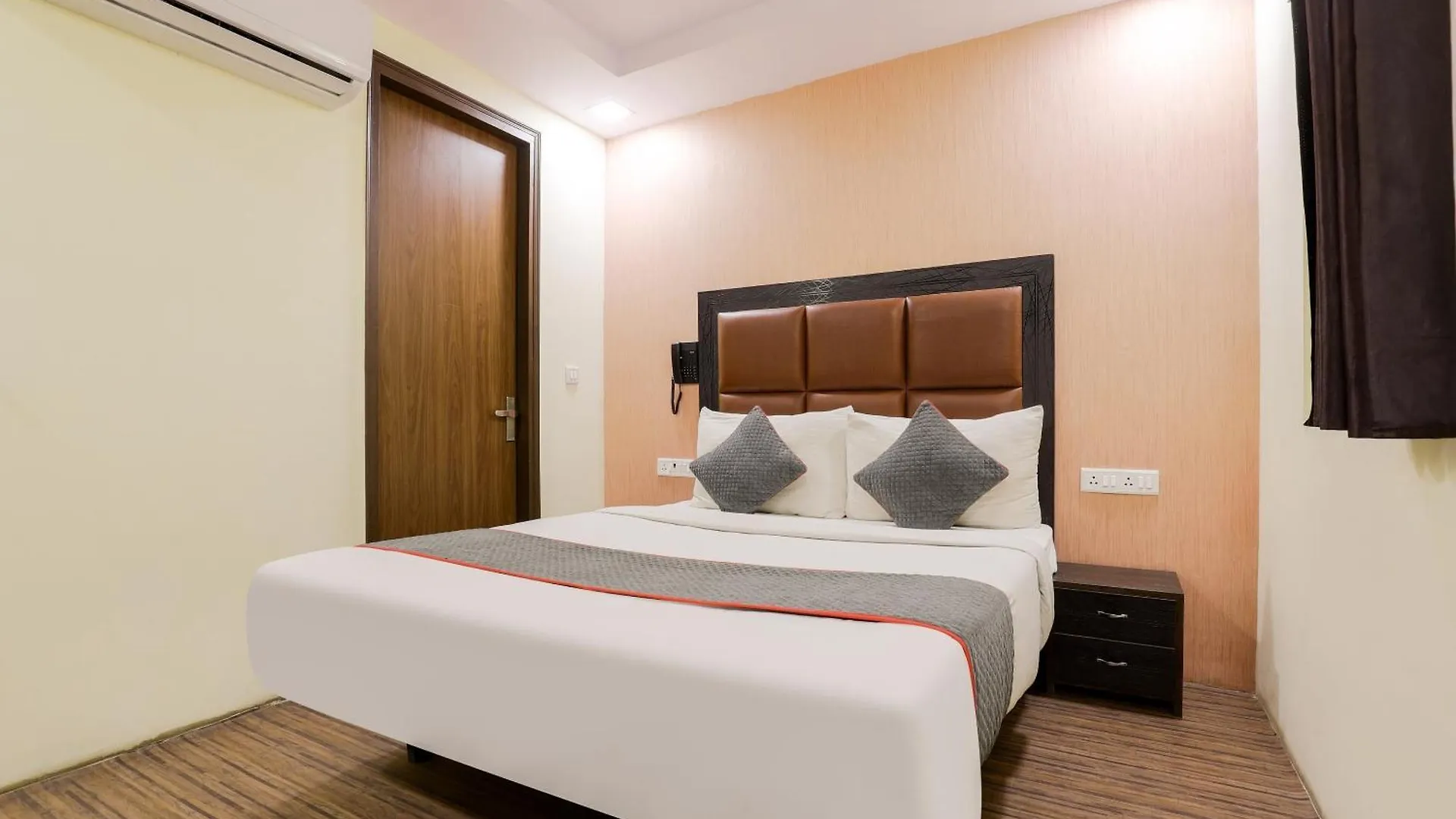 Collection O Hotel Yellow Saffron Delhi