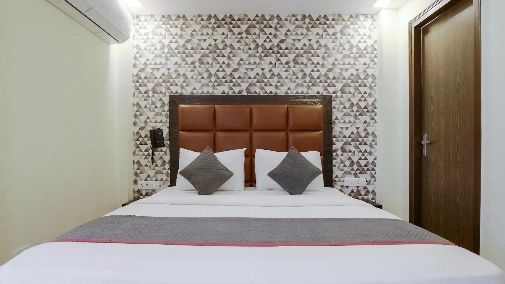 ***  Collection O Hotel Yellow Saffron Delhi  India