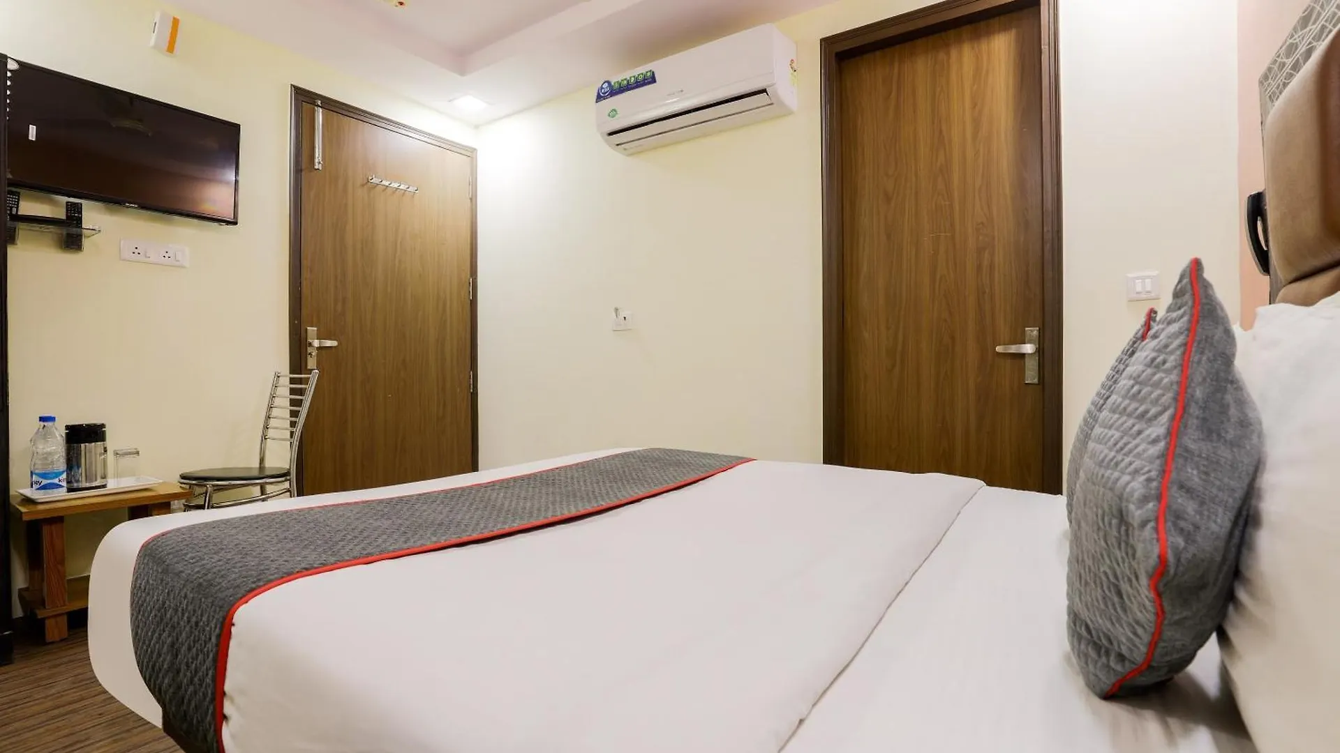 Collection O Hotel Yellow Saffron Delhi