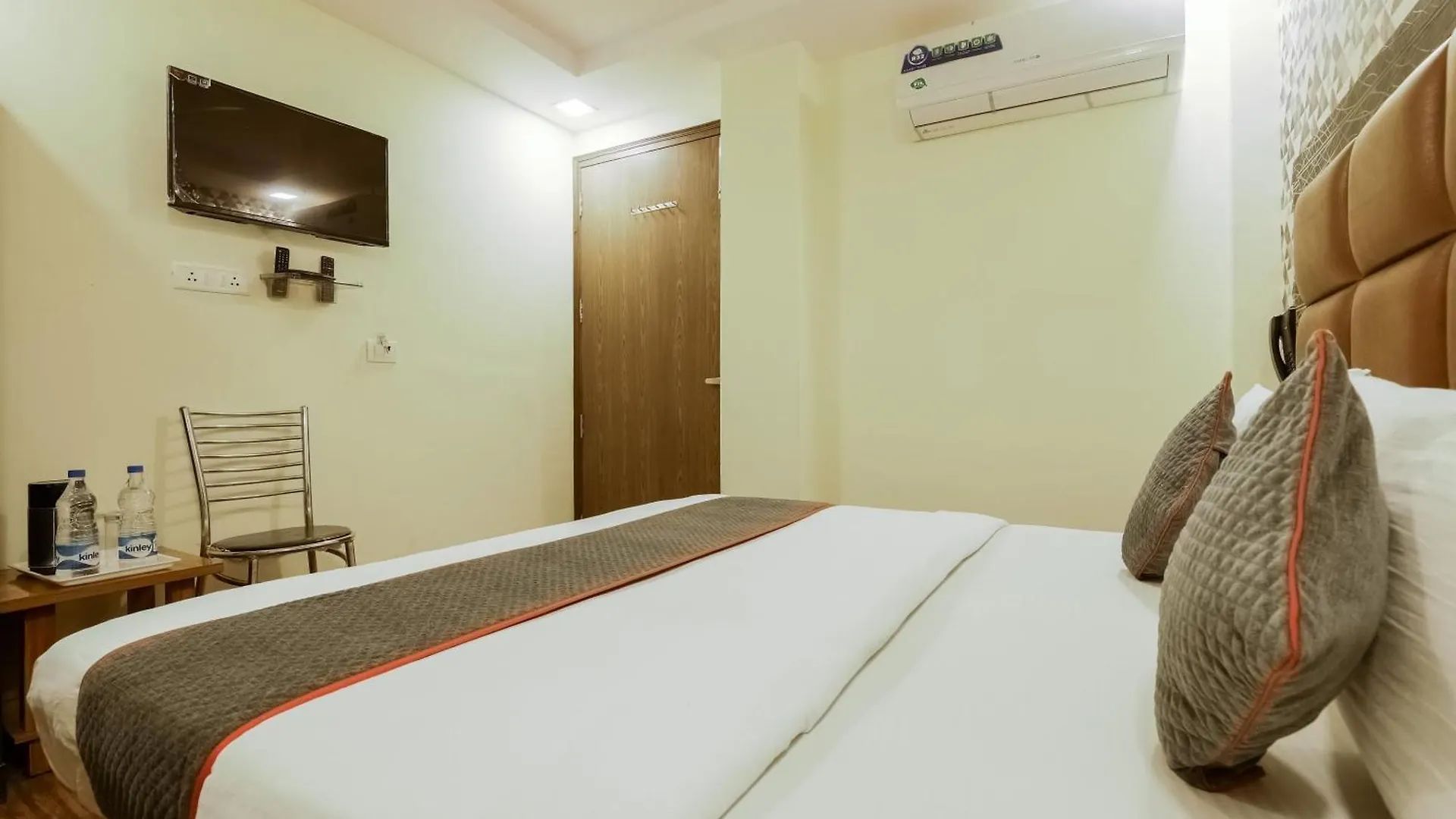 Collection O Hotel Yellow Saffron Delhi