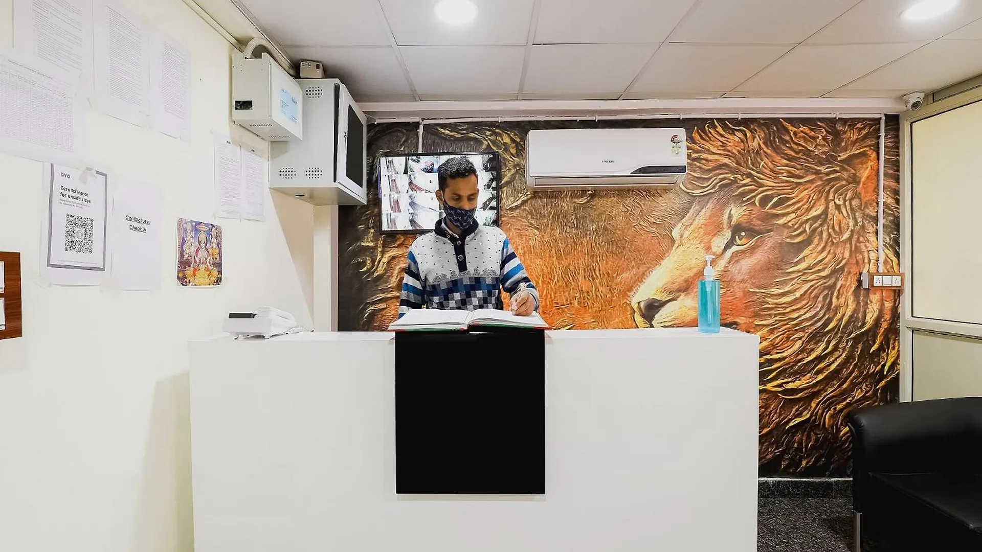 Collection O Hotel Yellow Saffron Delhi