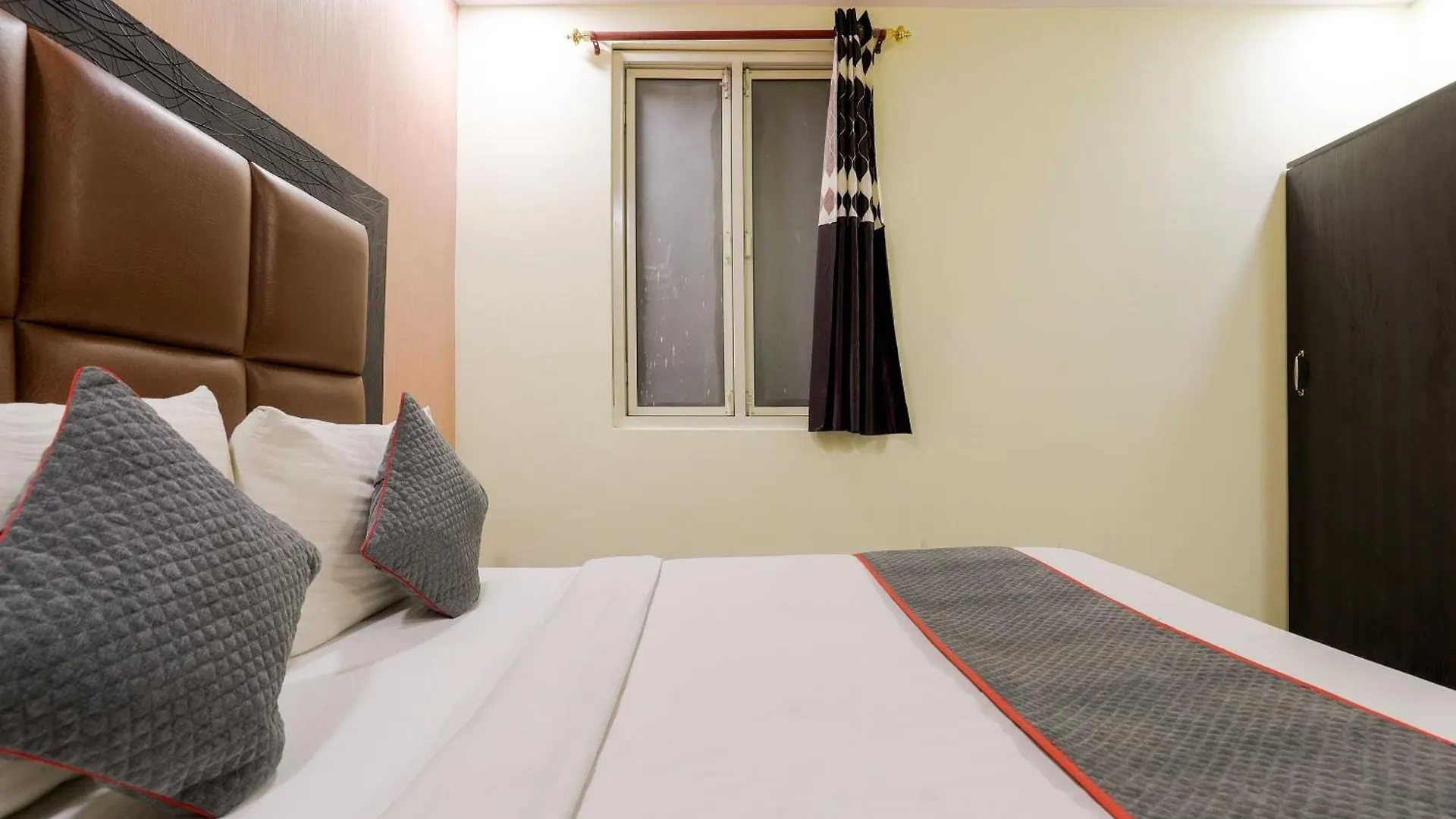 Collection O Hotel Yellow Saffron Delhi